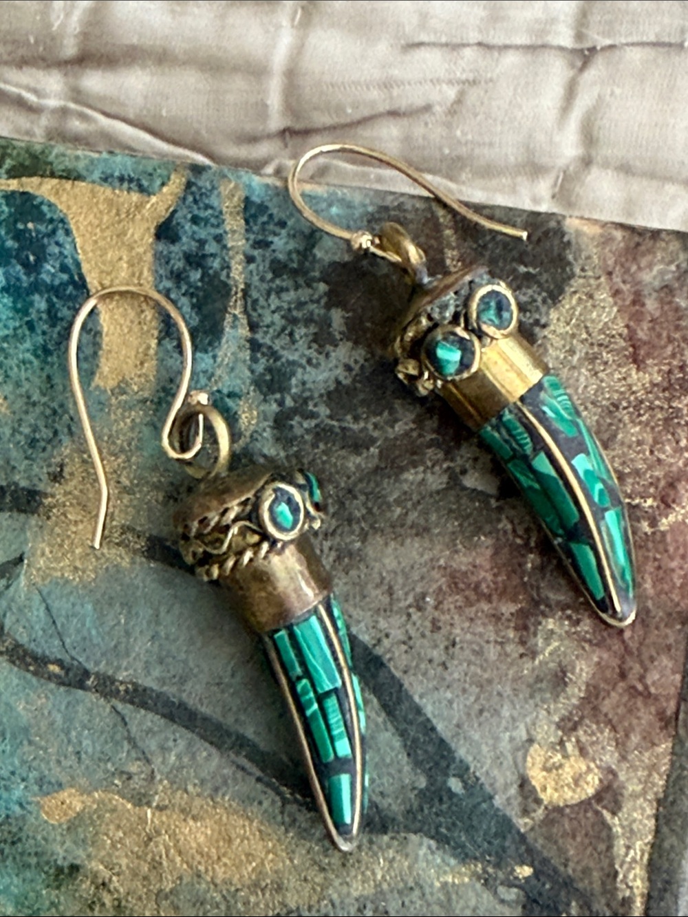 Vintage rare malachite mosaic horn pierced earrings ornate detailed workmanship - Picture 2 of 8